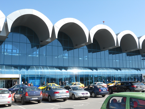 fatade Parcarea si Aerogara Sosiri a Aeroportului International Henri Coanda